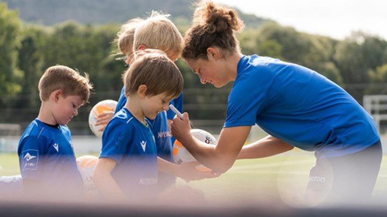 Kinder beim Fußballtraining