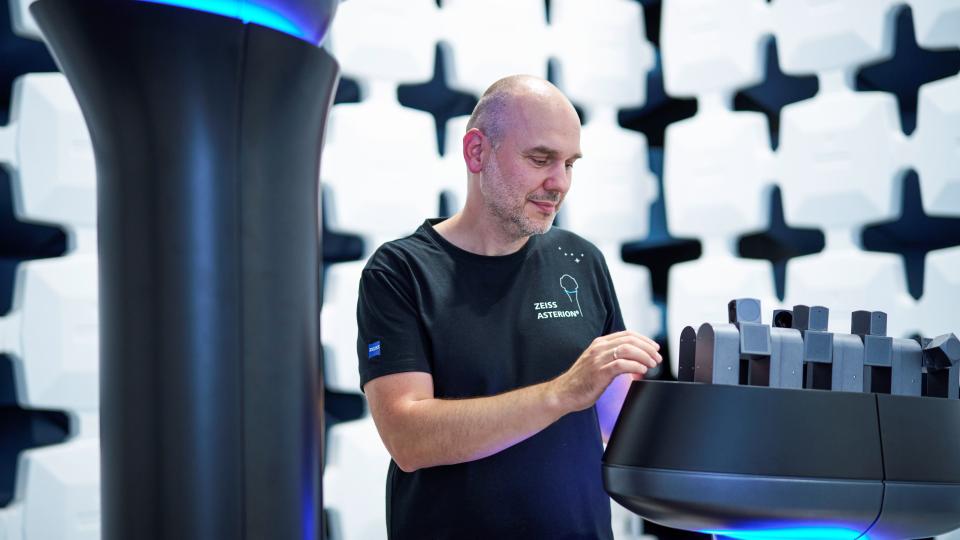 Thomas Jungmann an seinem Arbeitsplatz bei ZEISS