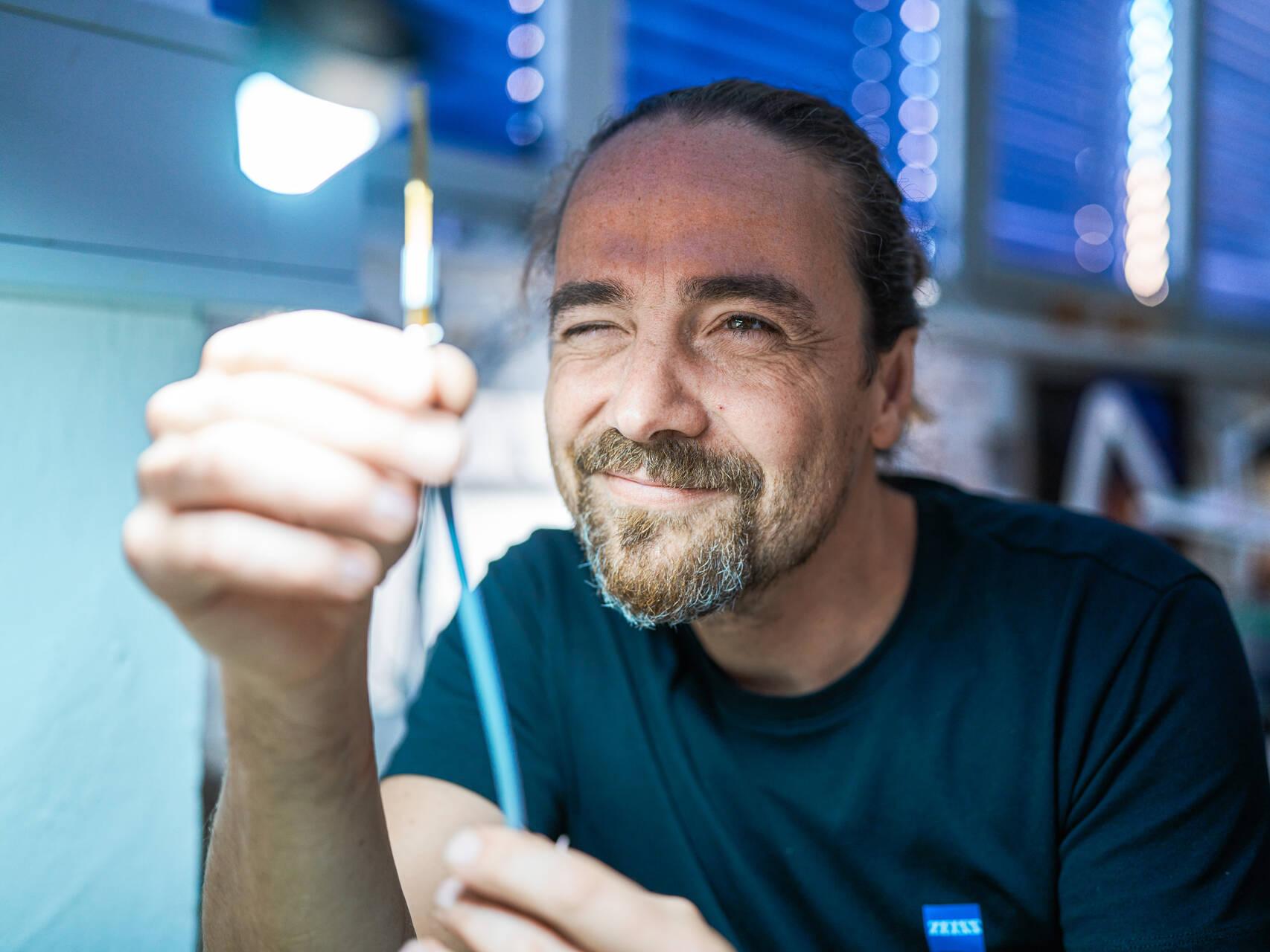 Franco Dittert an seinem Arbeitsplatz bei ZEISS