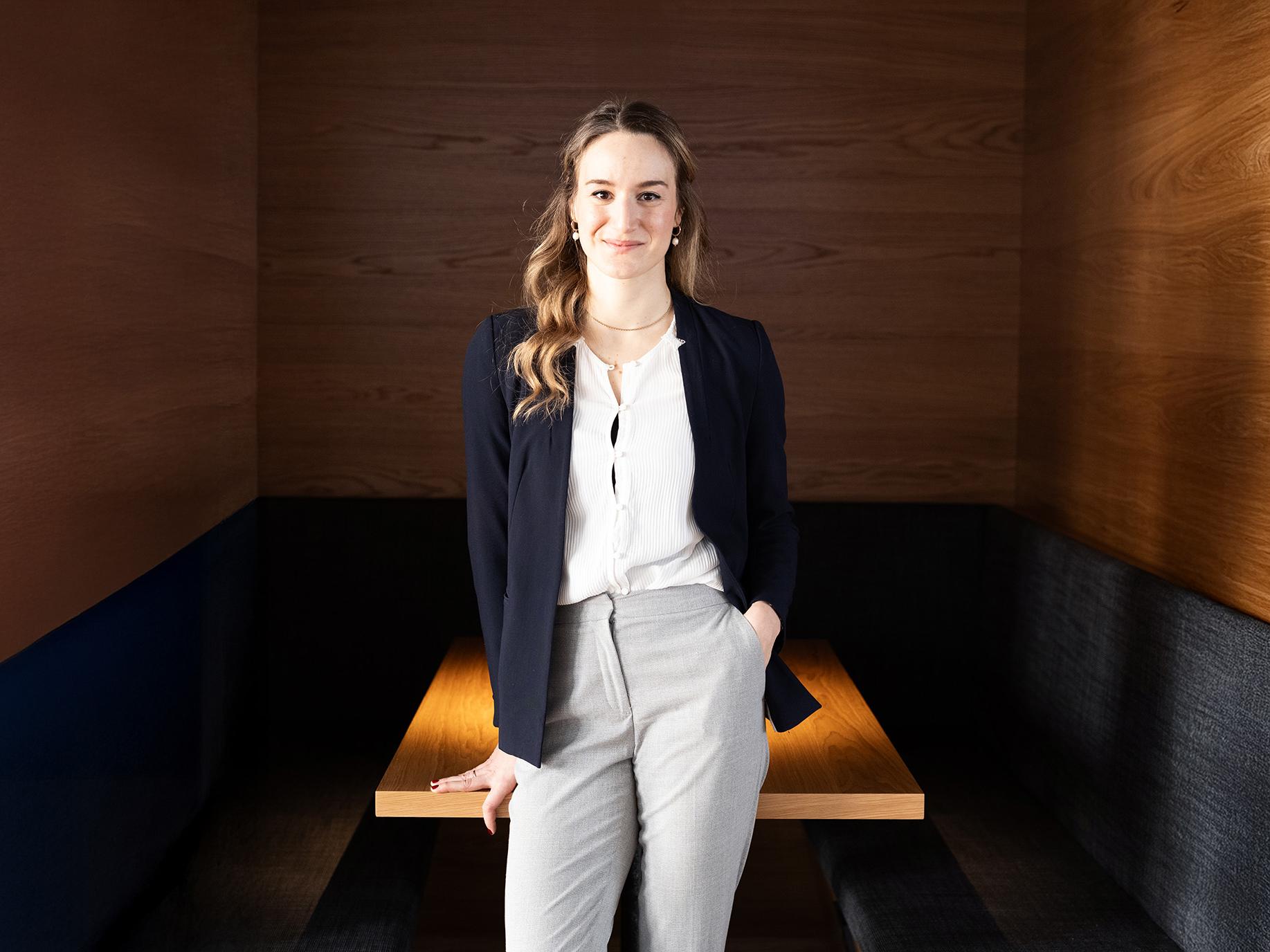 Alina Stein steht vor einem Tisch