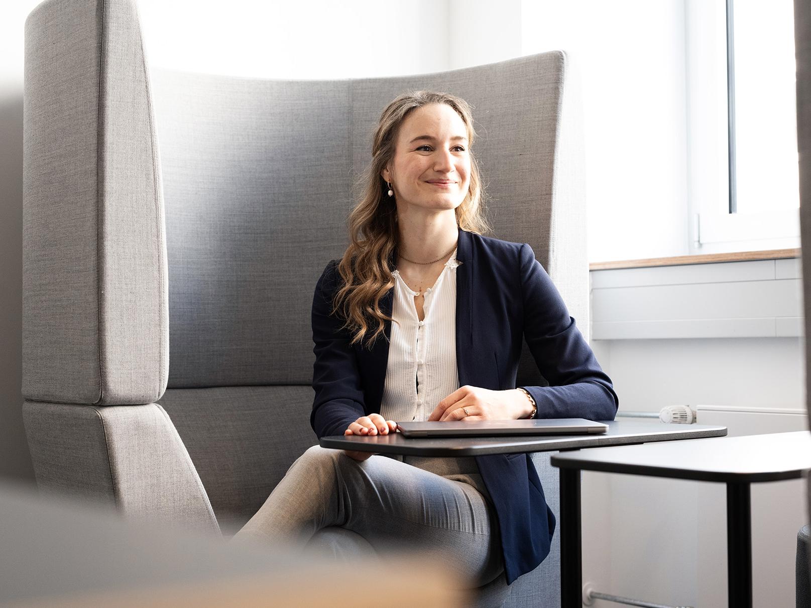 Alina Stein sitzt in einer Meetingecke