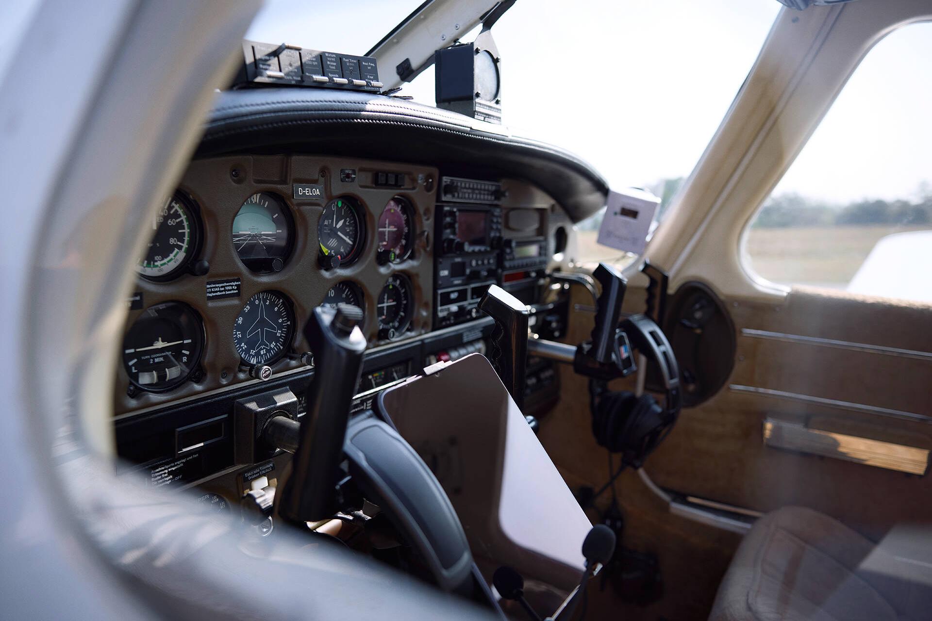 Blick auf das Innere eines Cockpits eines kleinen Flugzeugs