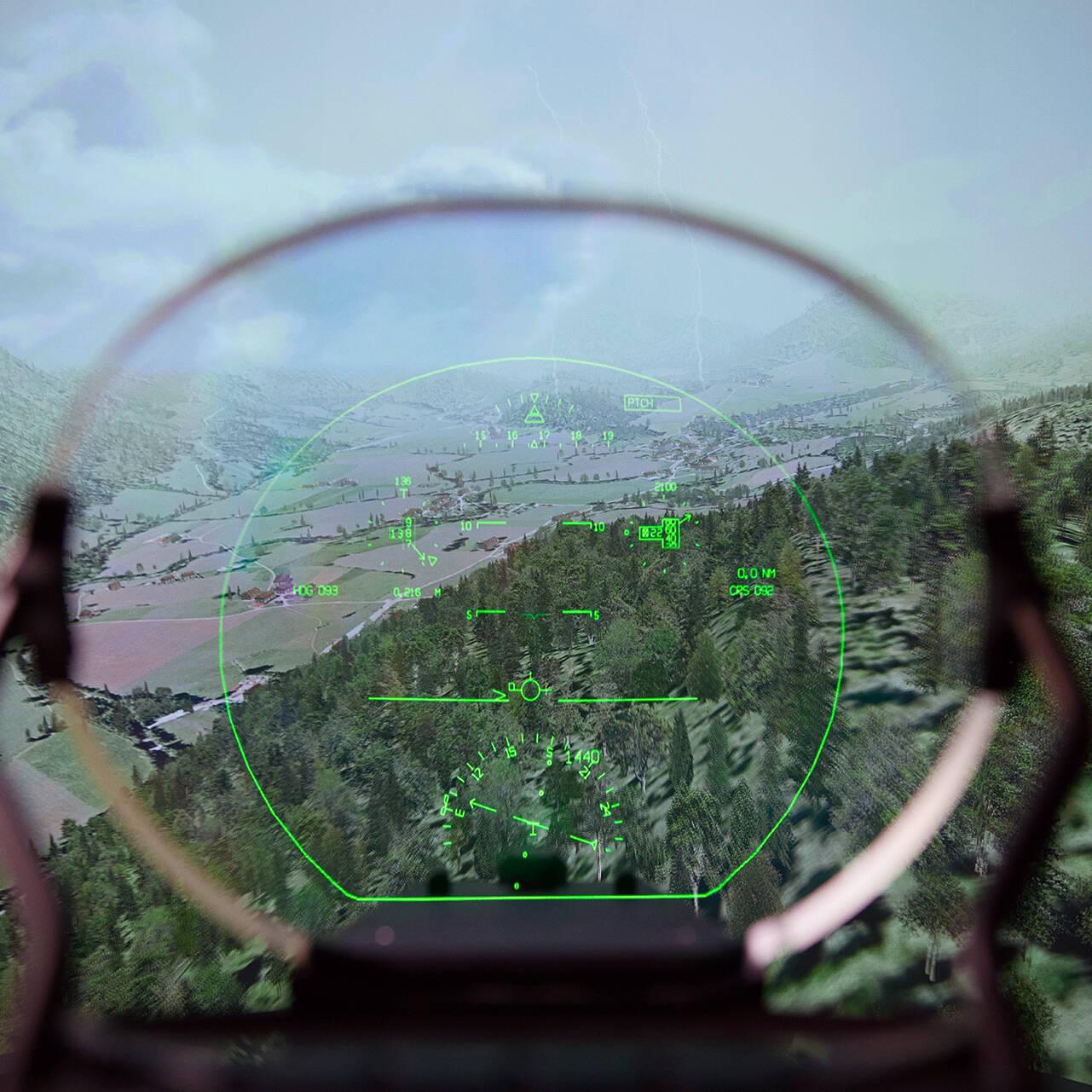 Blick durch ein AR Head-Up-Display-Modell auf eine wolkige Berglandschaft aus einem Flugzeug heraus.