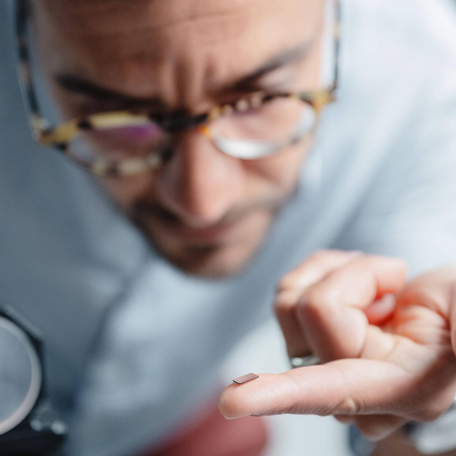 Davide Canavesi prüft einen optischen Sensor