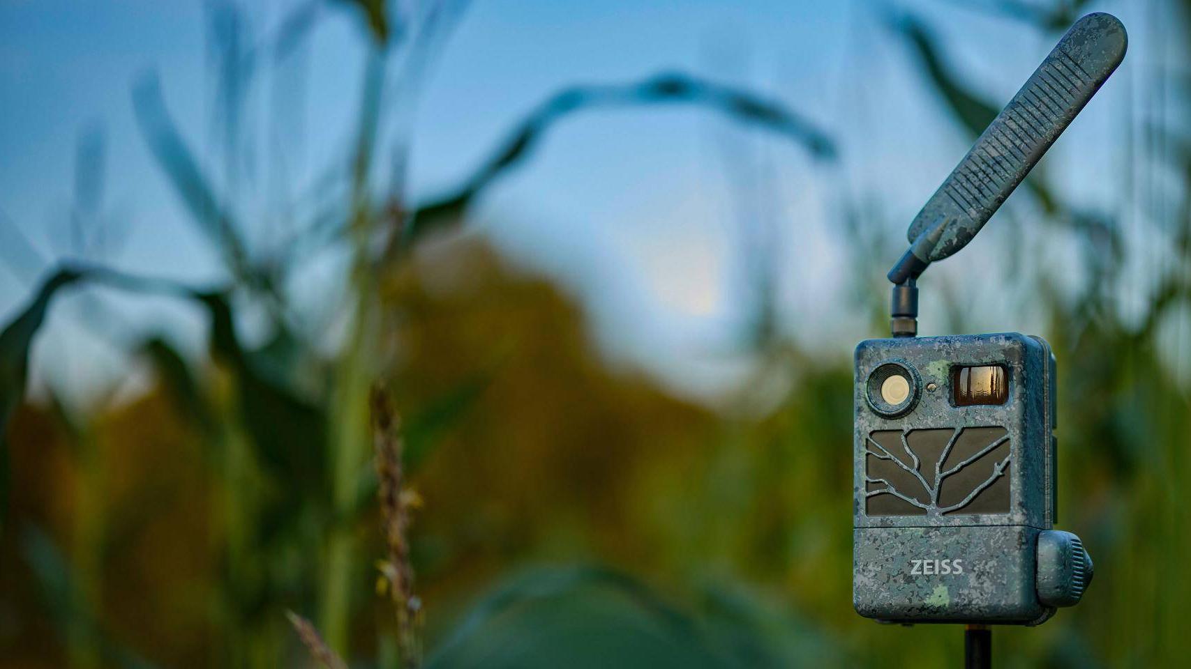 Eine Zeiss Secacam ist auf einem Einbeinstativ befestigt.