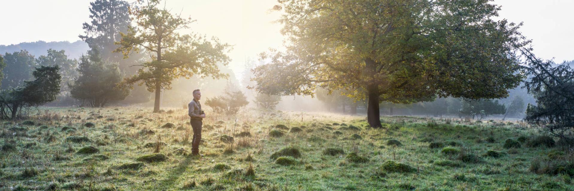 Nick Baker steht auf einer Wiese