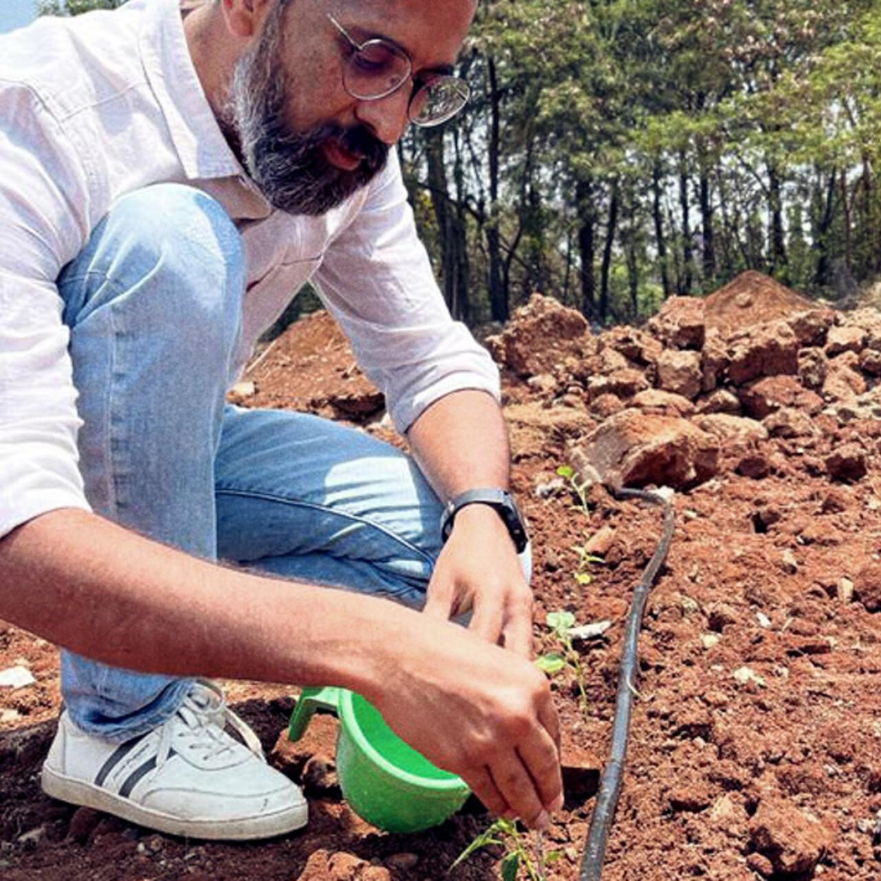 ZEISS Mitarbeitende pflanzen Setzlinge am Earth Day