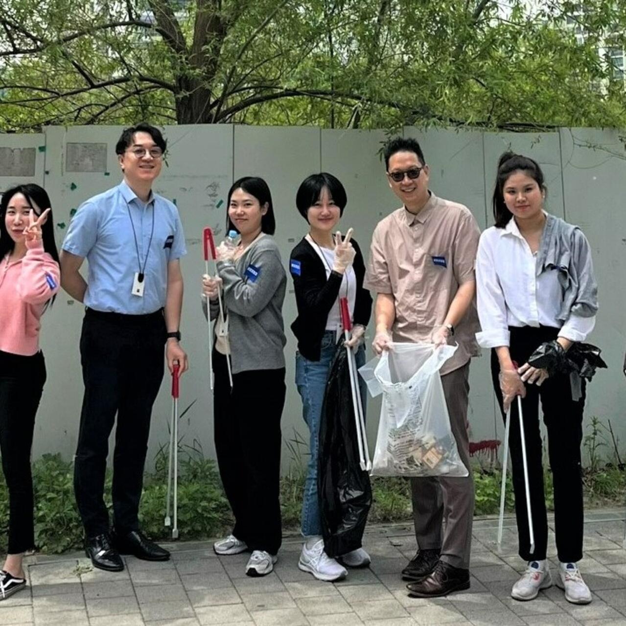 ZEISS Mitarbeitende in Korea sammeln Müll am Earth Day