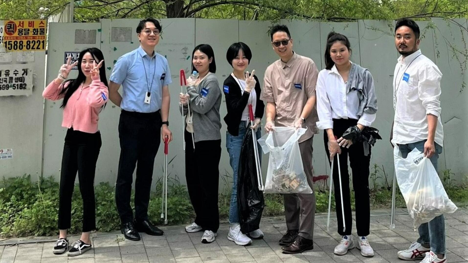 ZEISS Mitarbeitende in Korea sammeln Müll am Earth Day