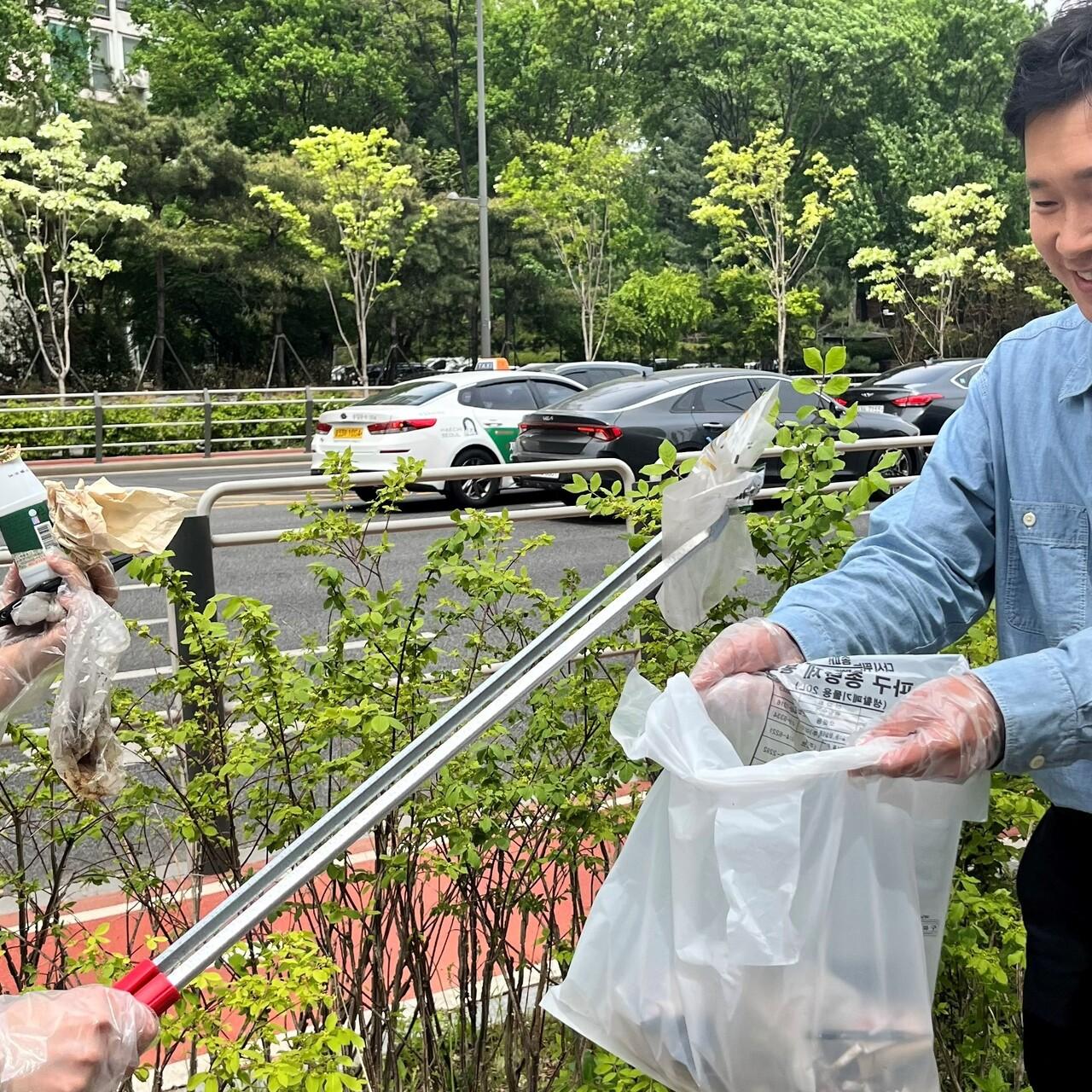ZEISS Mitarbeitende in Korea sammeln Müll am Earth Day