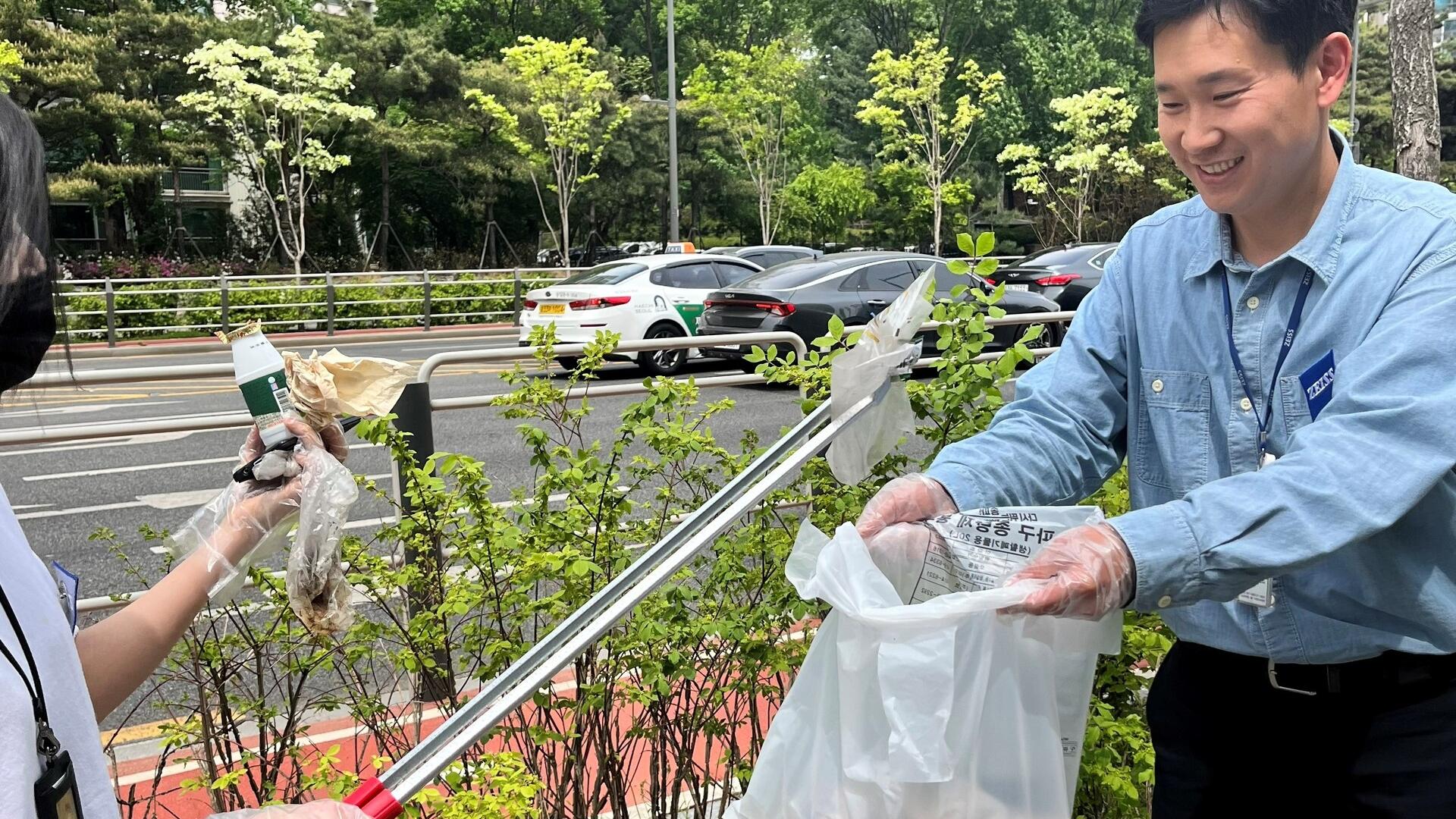 ZEISS Mitarbeitende in Korea sammeln Müll am Earth Day