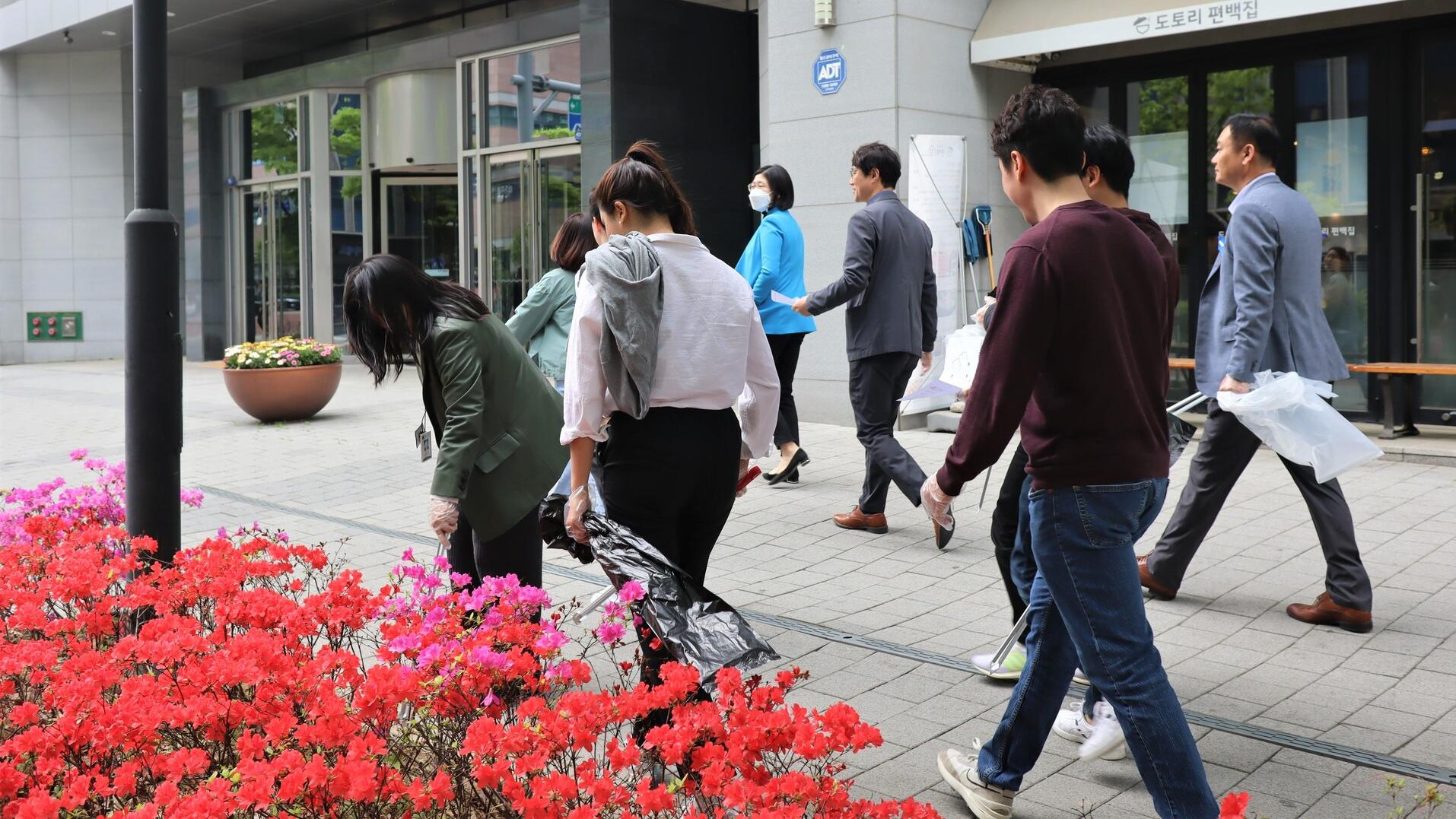ZEISS Mitarbeitende in Korea sammeln Müll am Earth Day