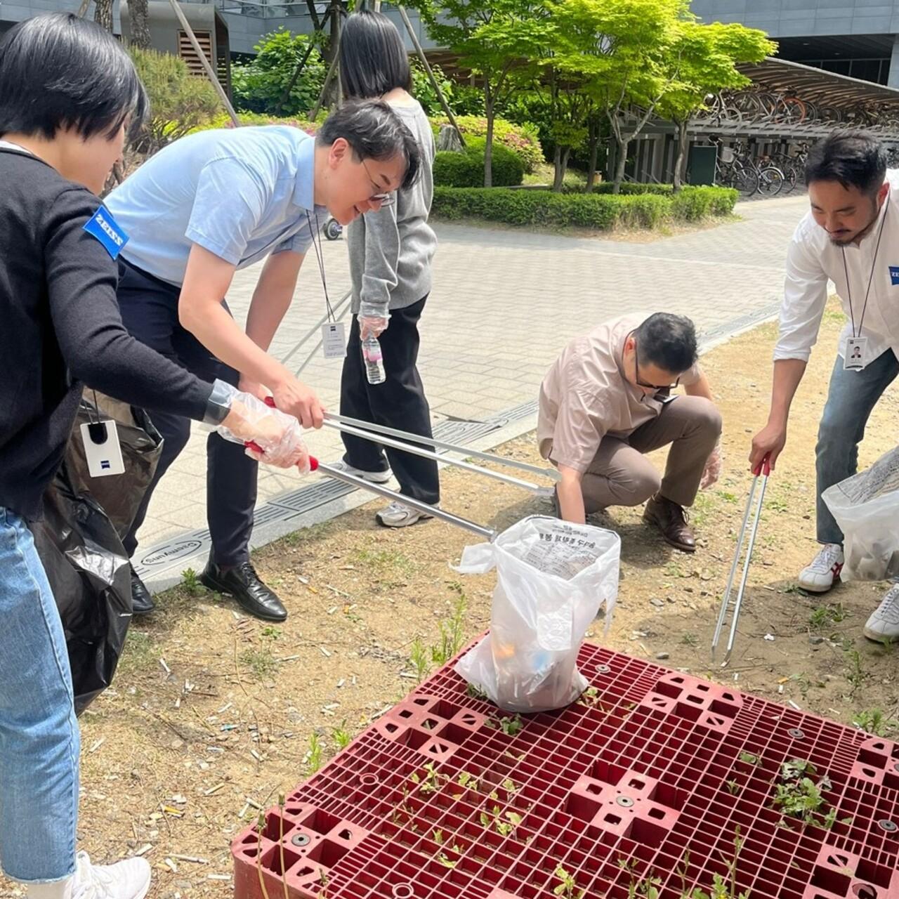 ZEISS Mitarbeitende in Korea sammeln Müll am Earth Day