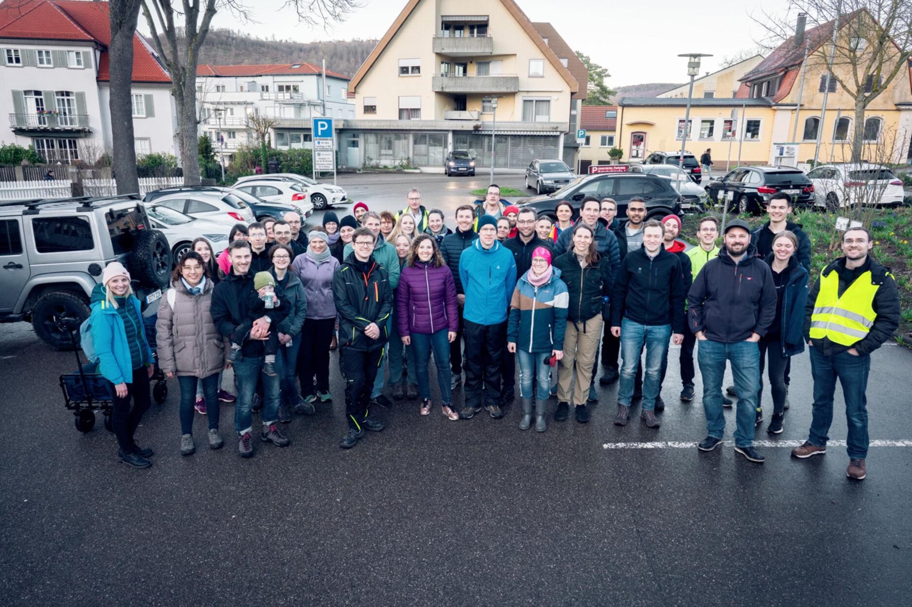 ZEISS Mitarbeitende sammeln Müll am Earth Day
