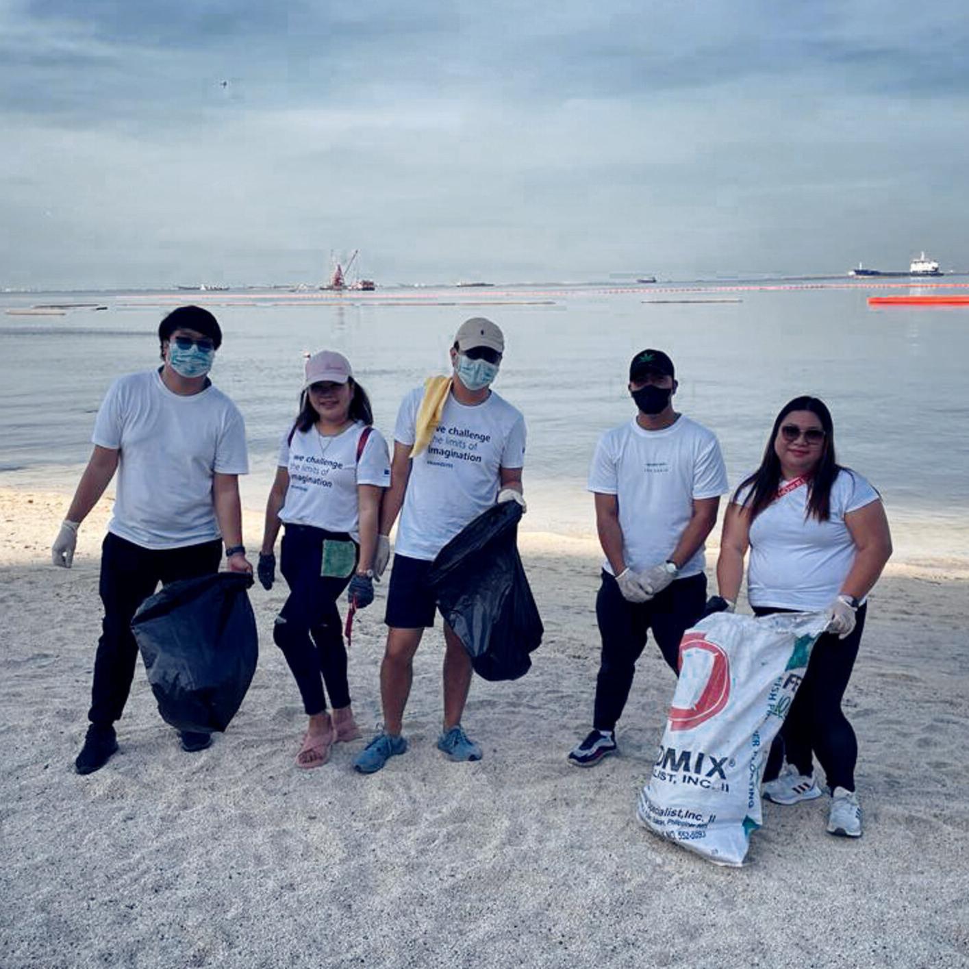 ZEISS Mitarbeitende auf den Philippinen sammeln Müll am Earth Day