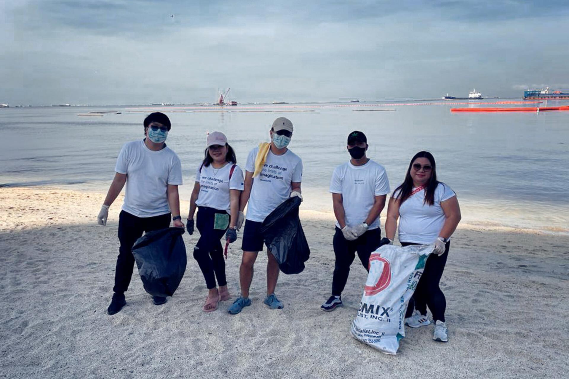 ZEISS Mitarbeitende auf den Philippinen sammeln Müll am Earth Day