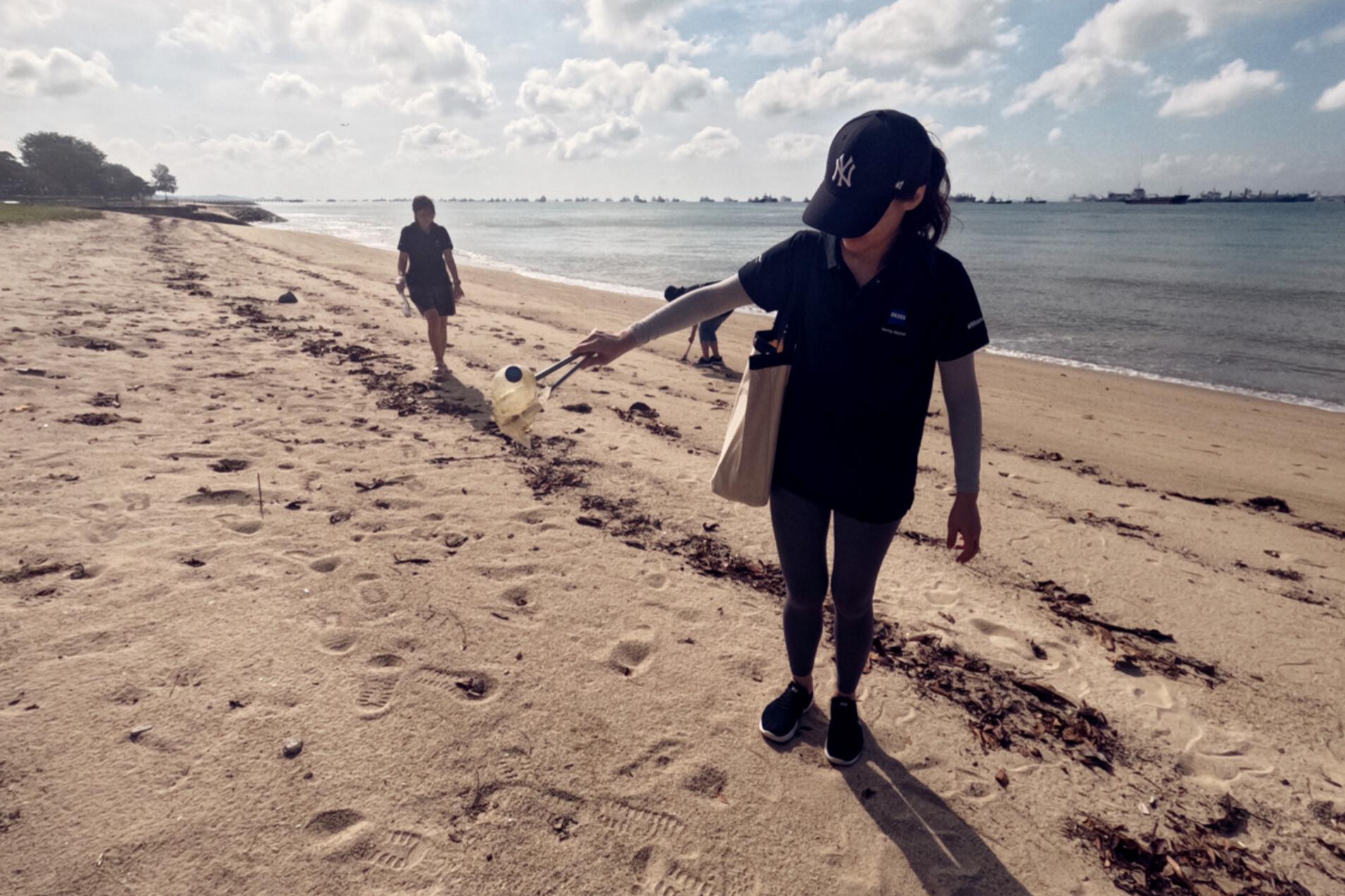 ZEISS Mitarbeitende in Singapur sammeln Müll am Earth Day