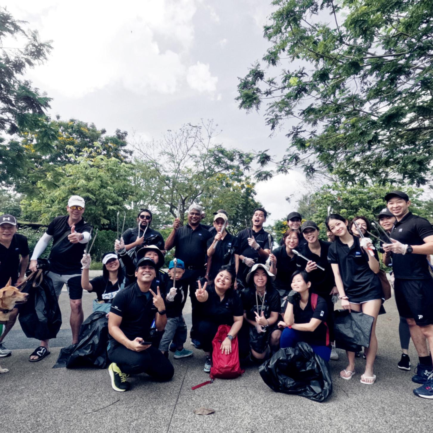 ZEISS Mitarbeitende in Singapur sammeln Müll am Earth Day