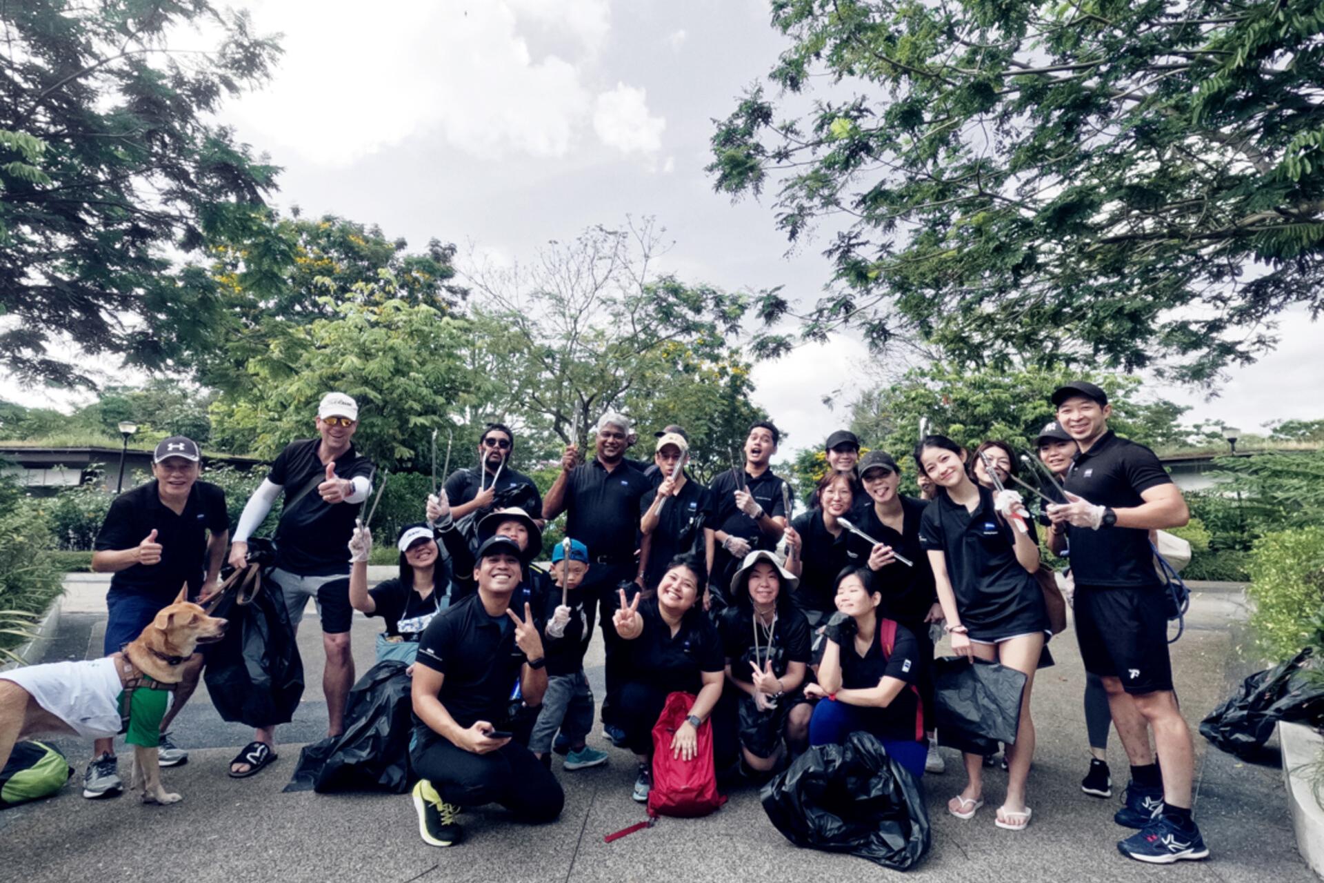 ZEISS Mitarbeitende in Singapur sammeln Müll am Earth Day