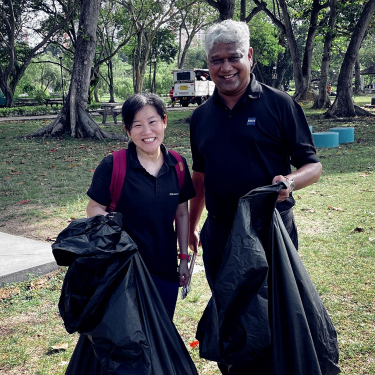 ZEISS Mitarbeitende in Singapur sammeln Müll am Earth Day
