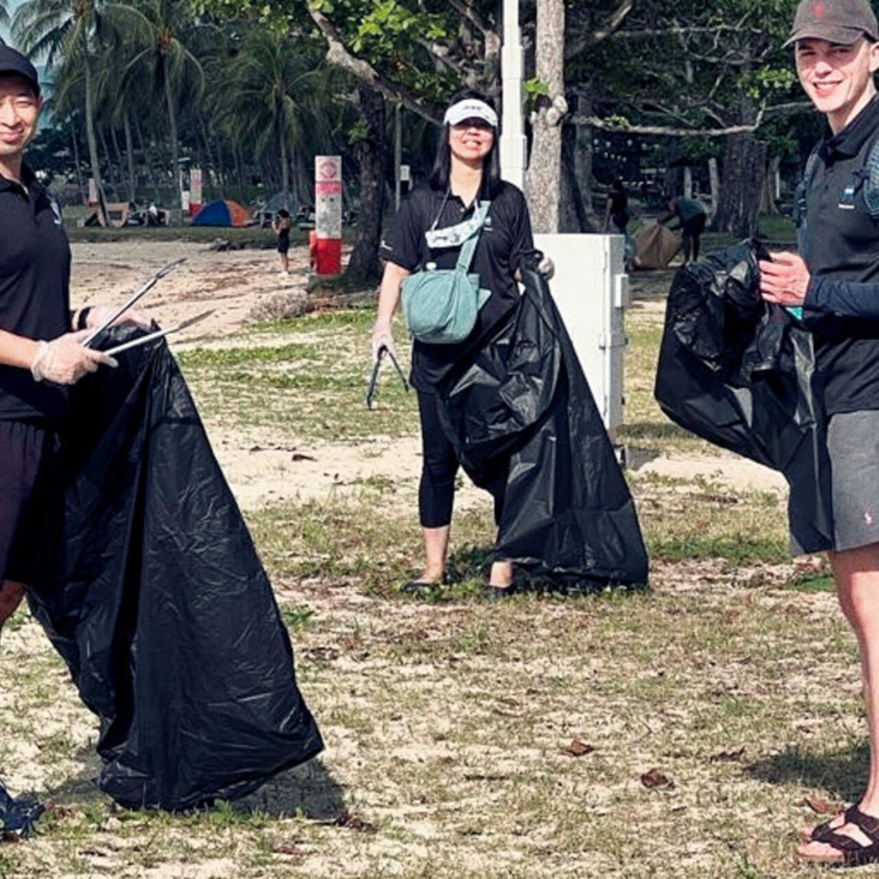 ZEISS Mitarbeitende in Singapur sammeln Müll am Earth Day