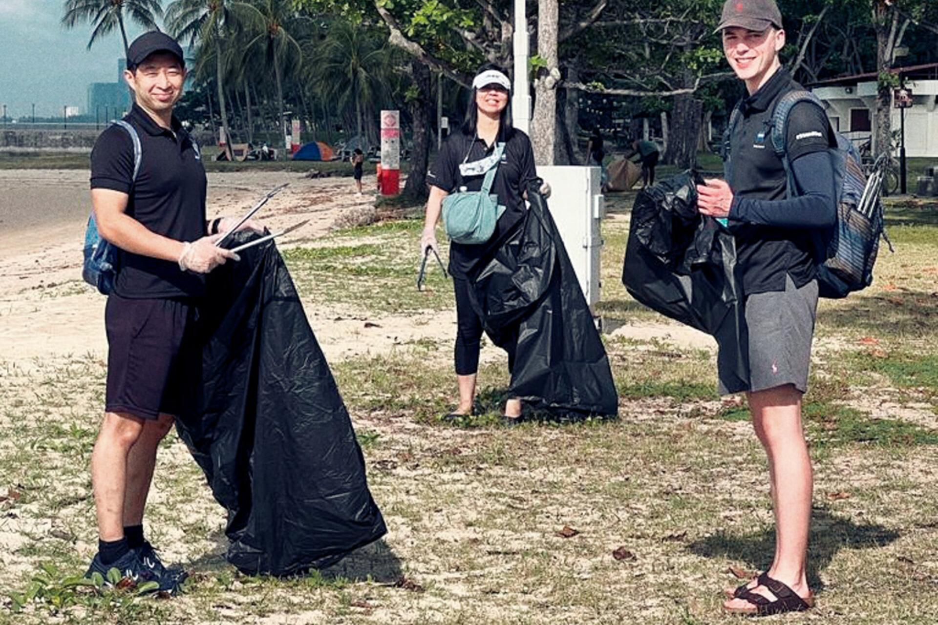 ZEISS Mitarbeitende in Singapur sammeln Müll am Earth Day
