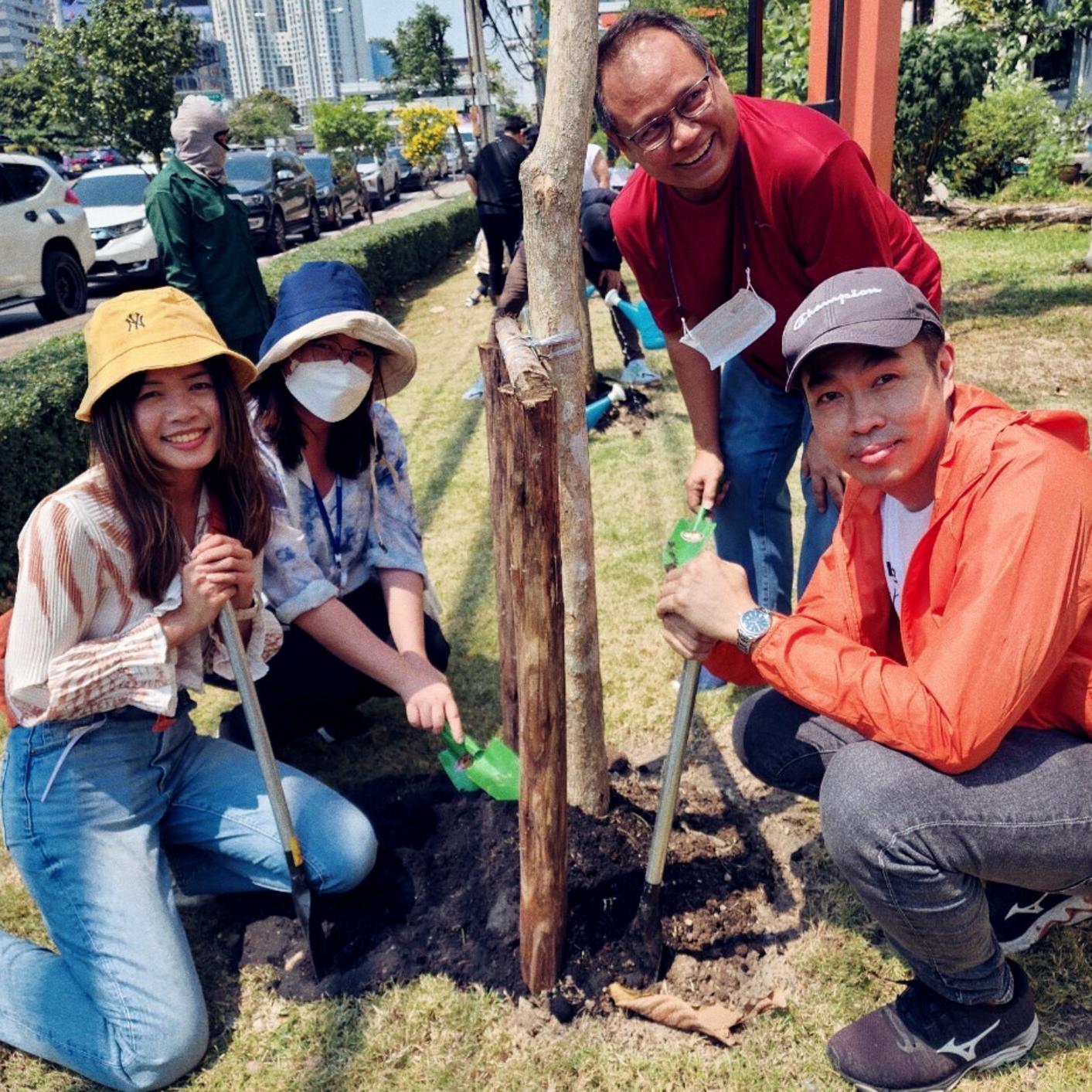 ZEISS Mitarbeitende in Thailand pflanzen Bäume am Earth Day