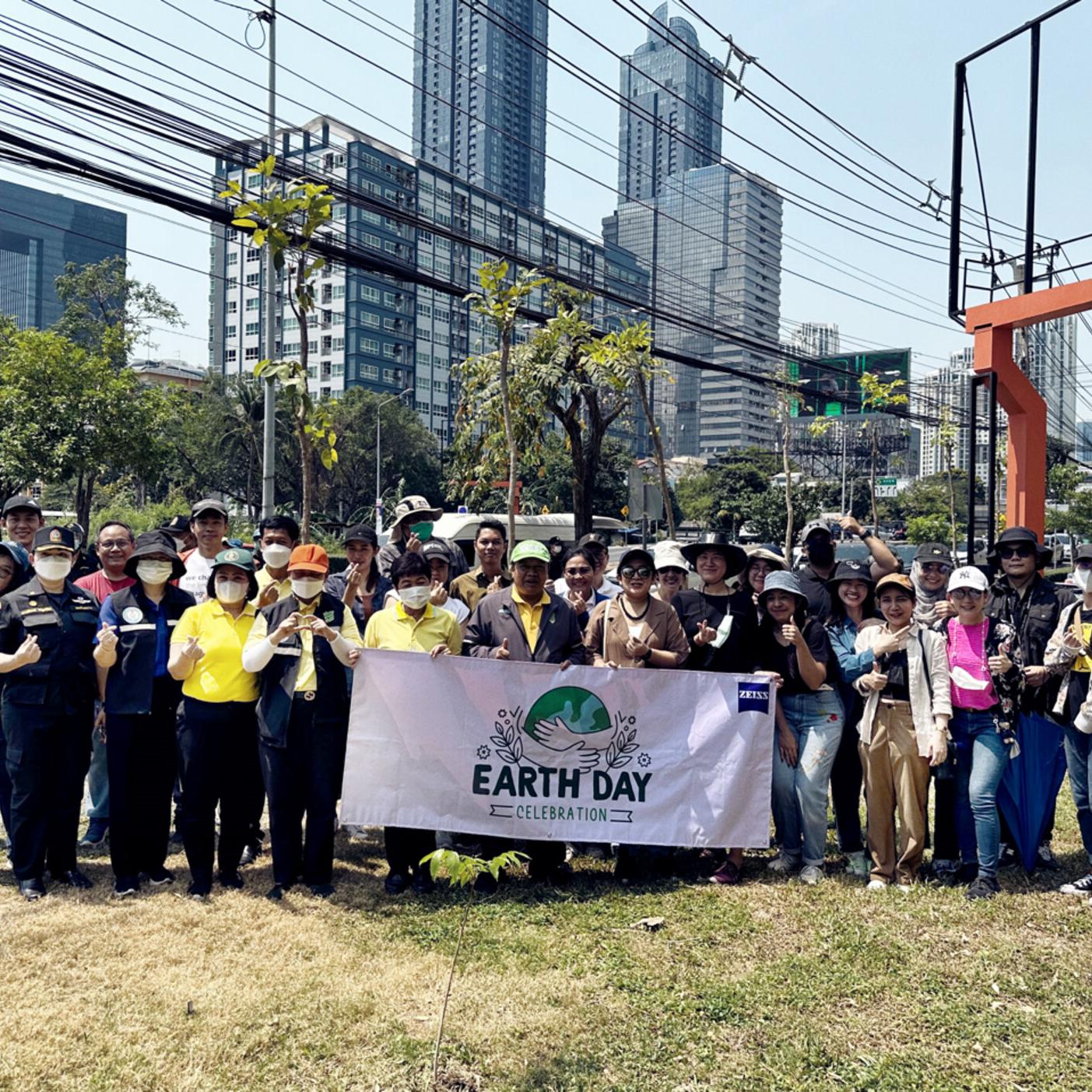 ZEISS Mitarbeitende in Thailand pflanzen Bäume am Earth Day
