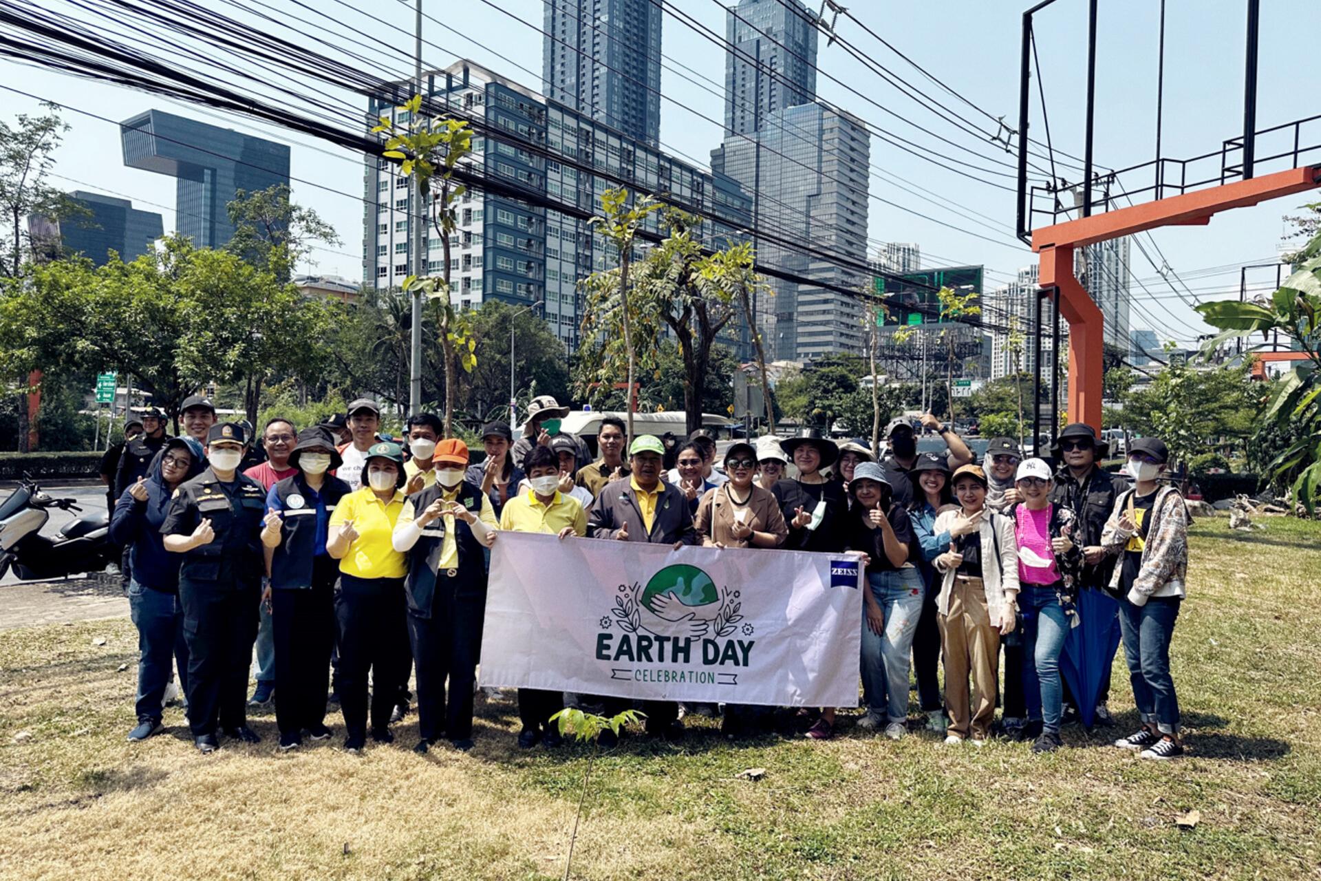 ZEISS Mitarbeitende in Thailand pflanzen Bäume am Earth Day