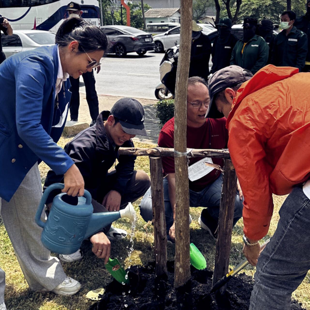 ZEISS Mitarbeitende in Thailand pflanzen Bäume am Earth Day