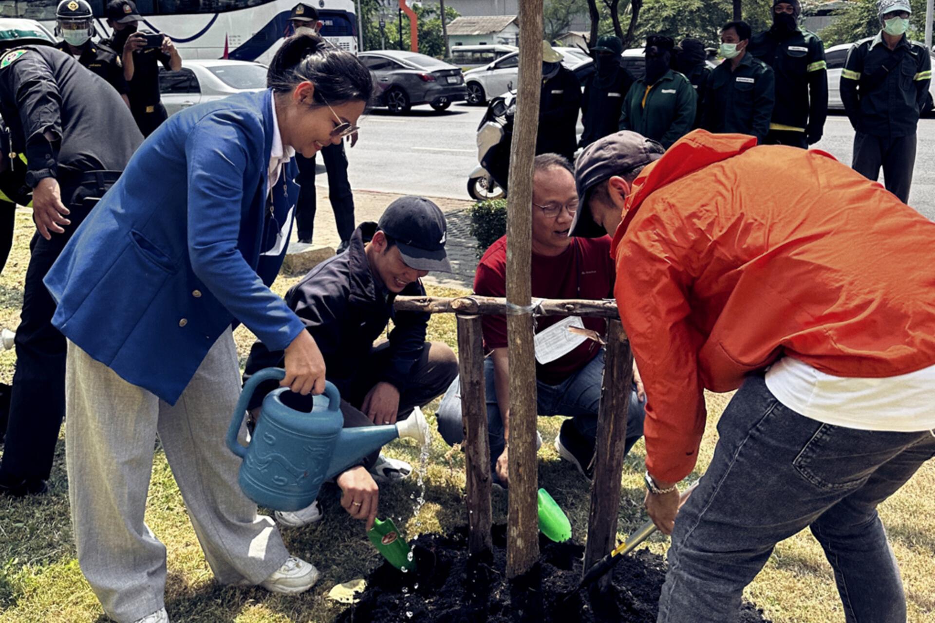 ZEISS Mitarbeitende in Thailand pflanzen Bäume am Earth Day