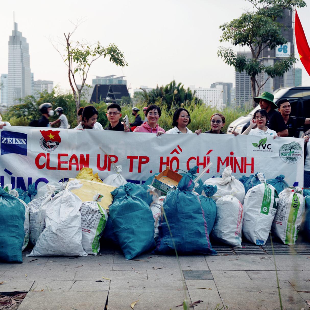 ZEISS Mitarbeitende in Vietnam (Ho Chi Mingh & Hanoi) sammeln Müll am Earth Day