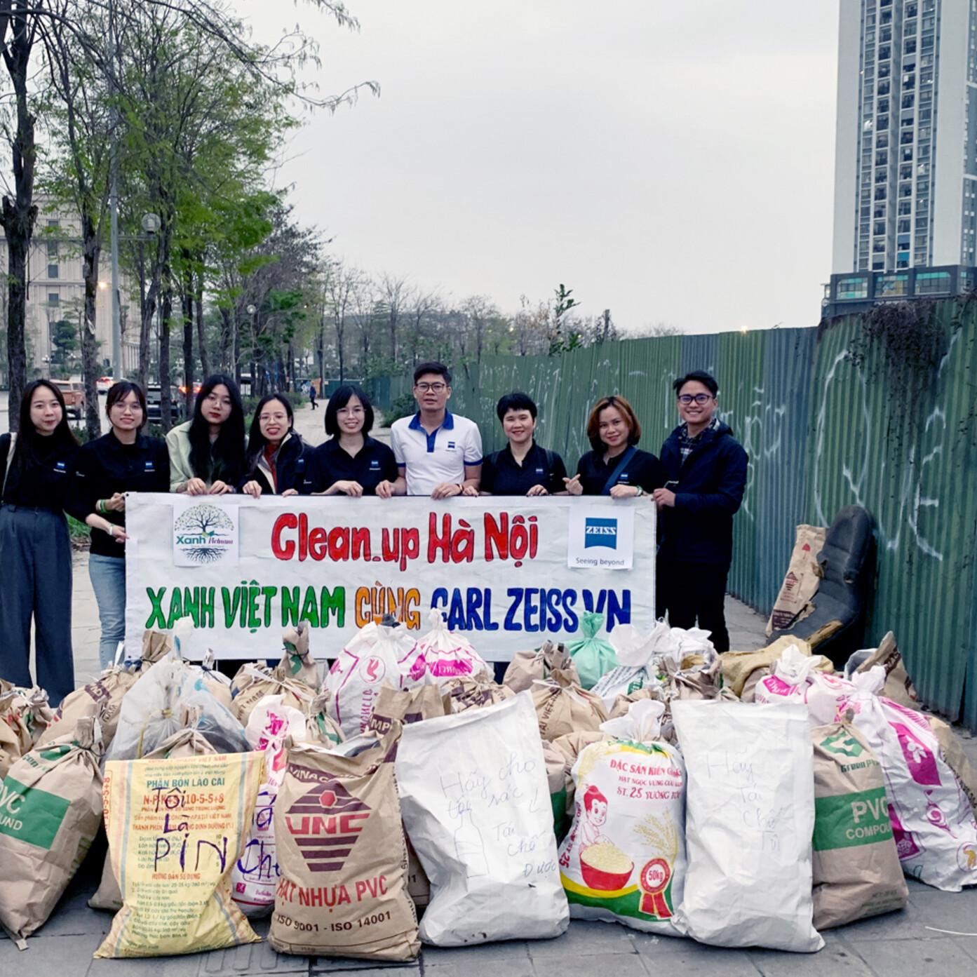 ZEISS Mitarbeitende in Vietnam (Ho Chi Mingh & Hanoi) sammeln Müll am Earth Day