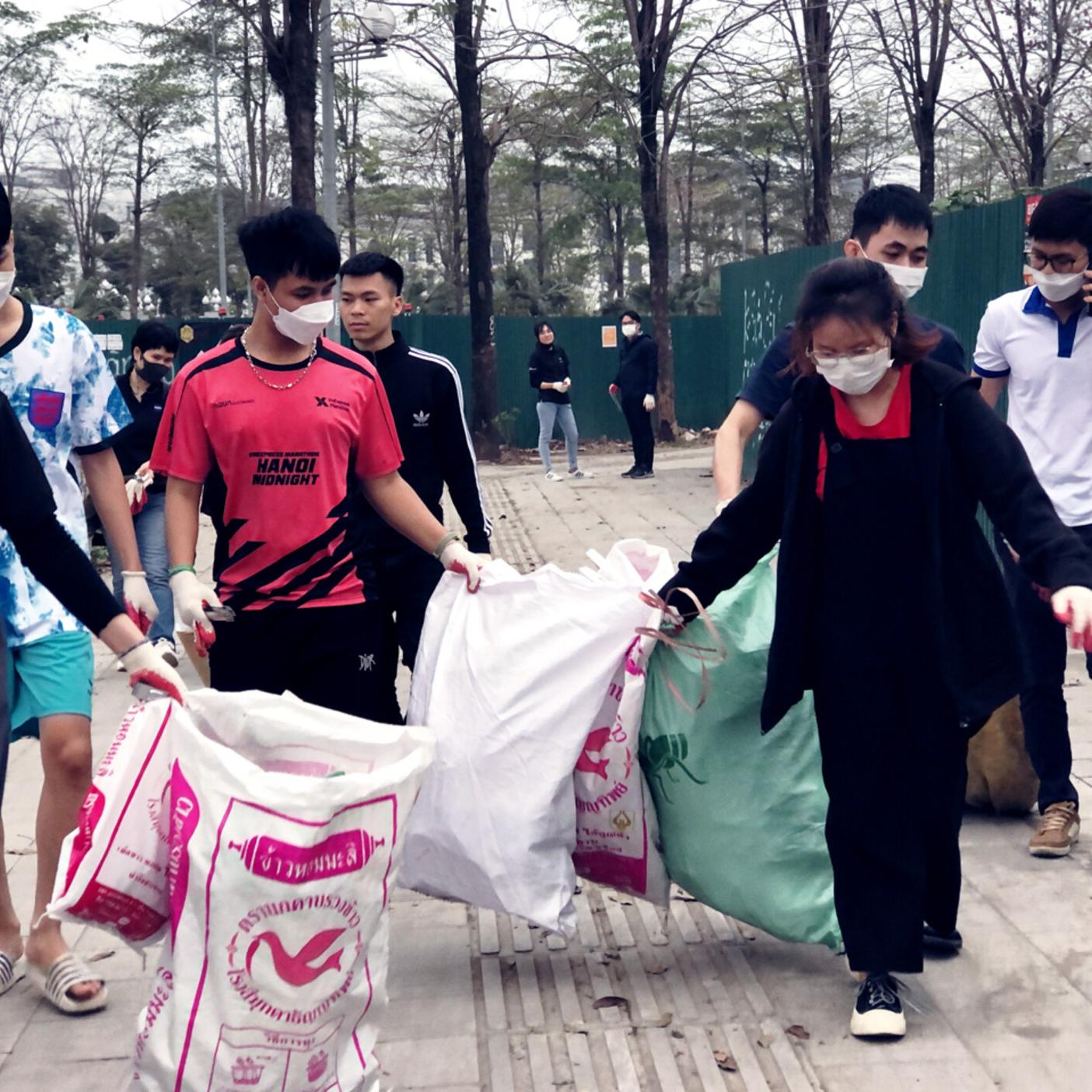 ZEISS Mitarbeitende in Vietnam (Ho Chi Mingh & Hanoi) sammeln Müll am Earth Day