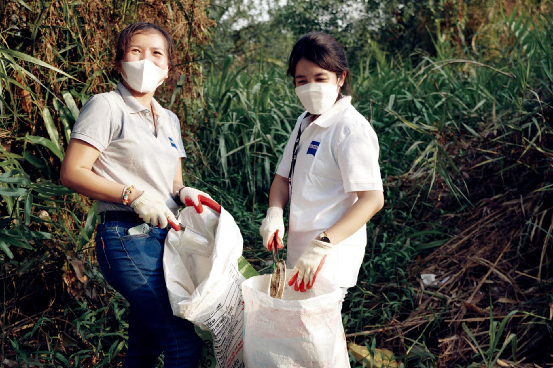 ZEISS Mitarbeitende in Vietnam (Ho Chi Mingh & Hanoi) sammeln Müll am Earth Day