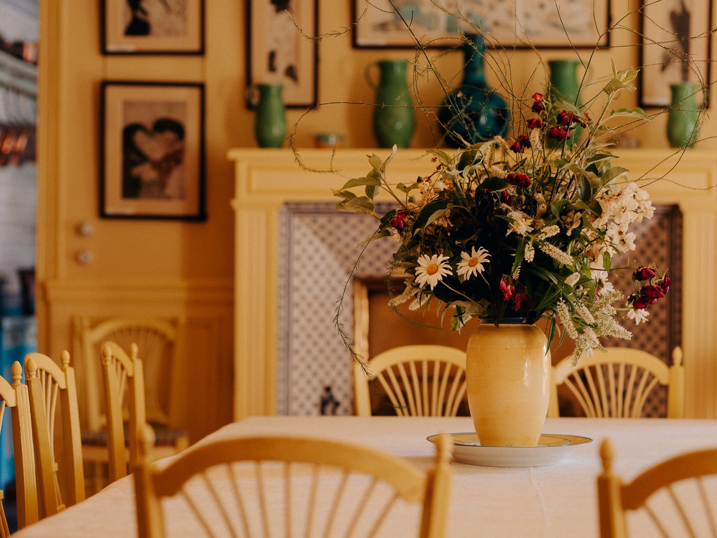 Claude Monet Tisch in chromgelben Raum
