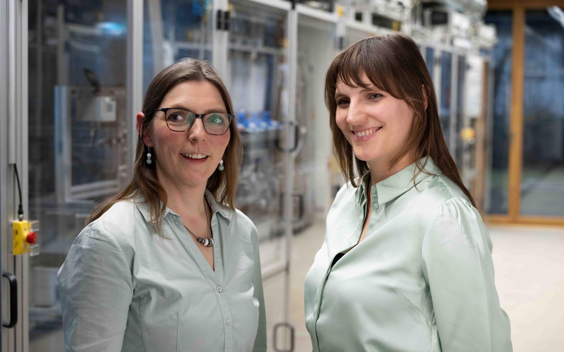 Eva Jodat, Acting Department Head, und Christine Heume, Doktorandin