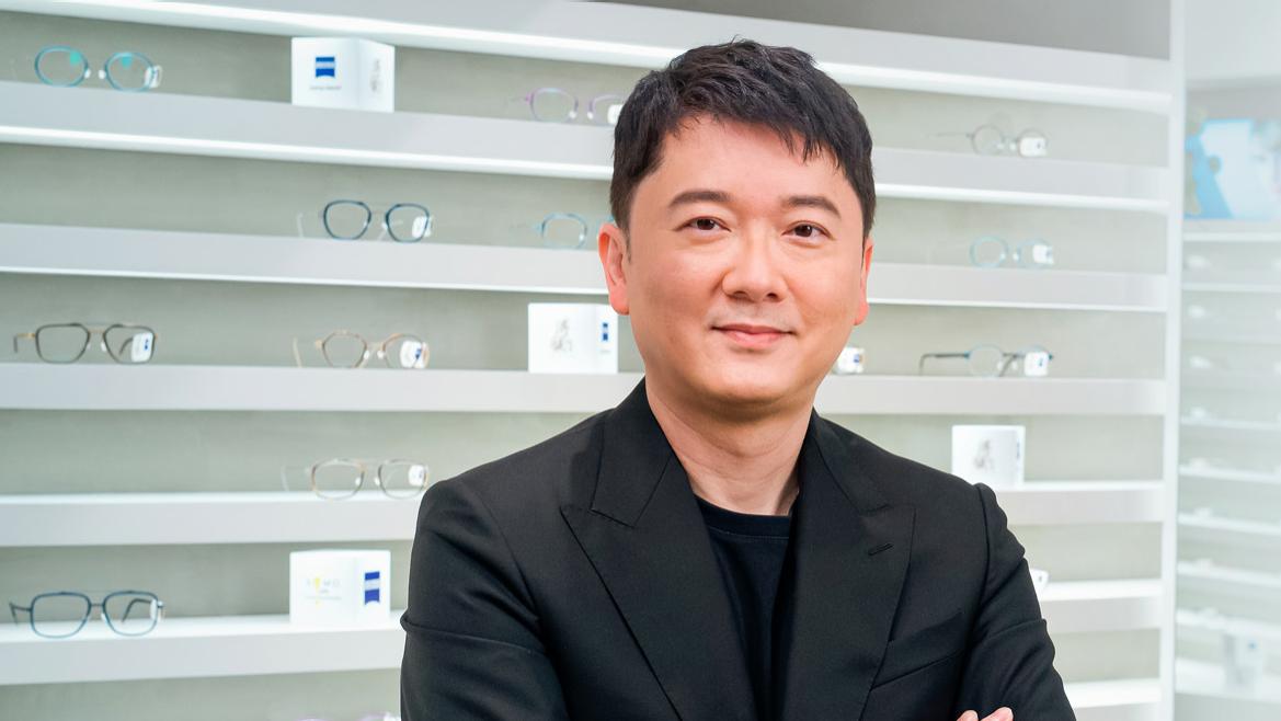 Interview mit Jeffery Yau, Gründer und CEO von PUYI OPTICAL.