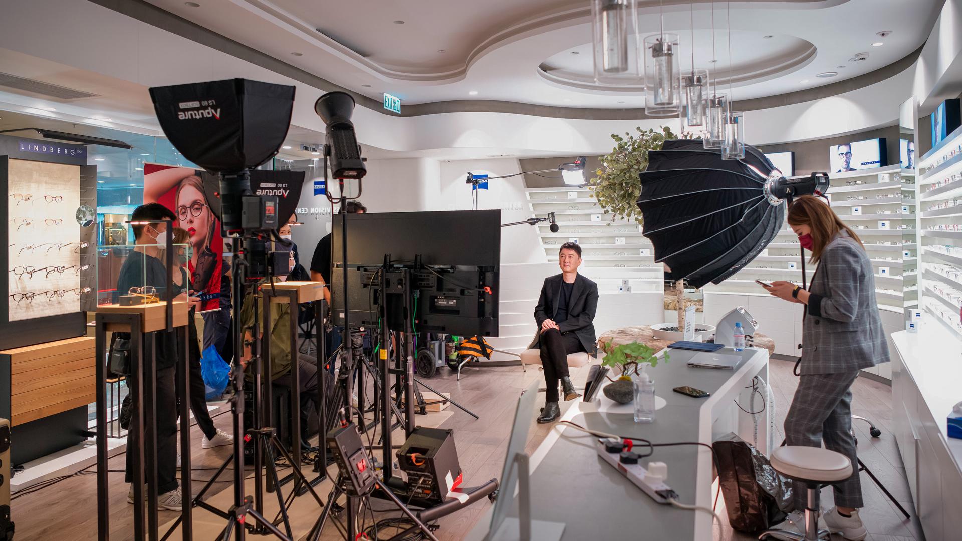 Making-of Jeffery Yau, Gründer und CEO von PUYI OPTICAL