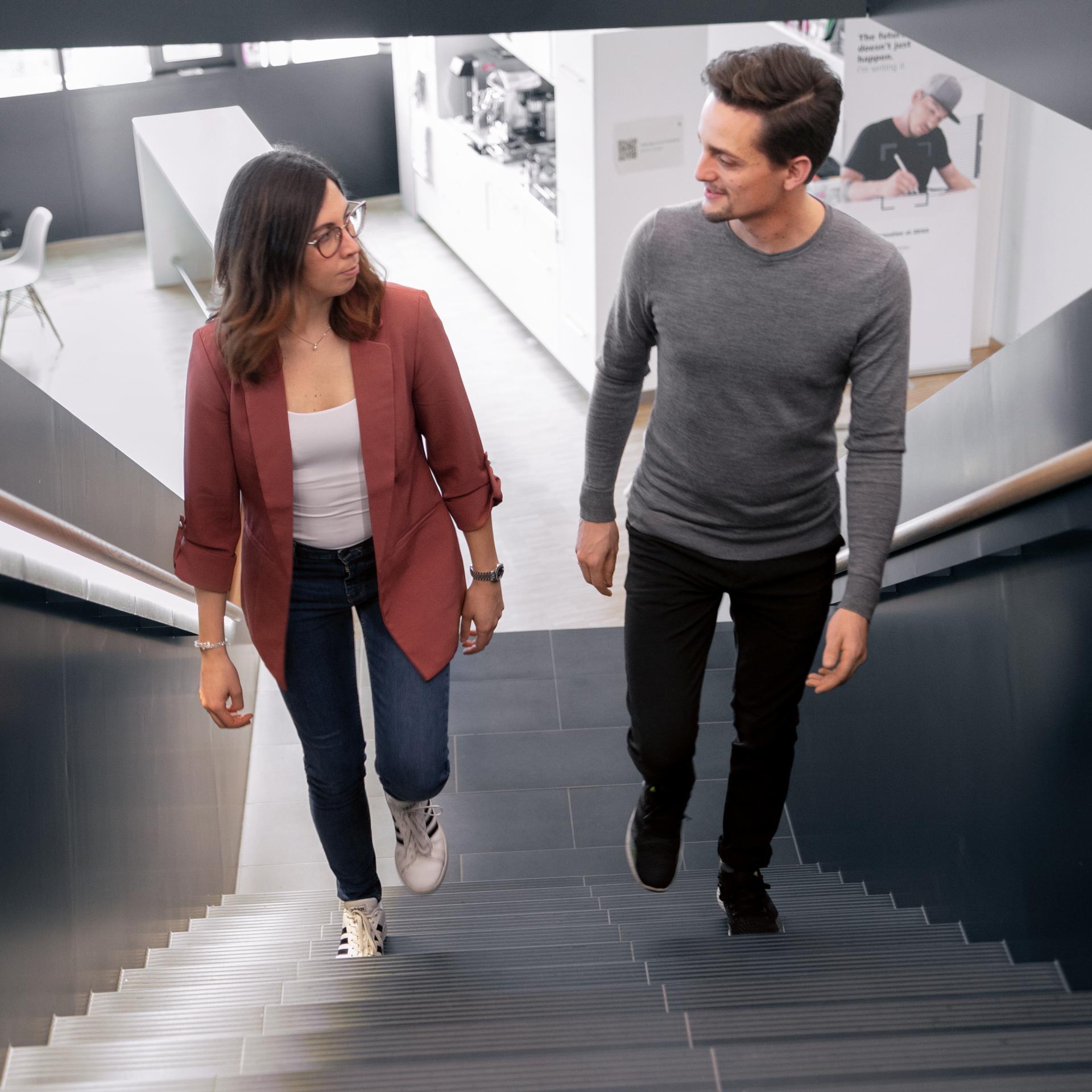 Dr. Eleonora Tagliabue und Dr. Daniel Reichard auf der Treppe