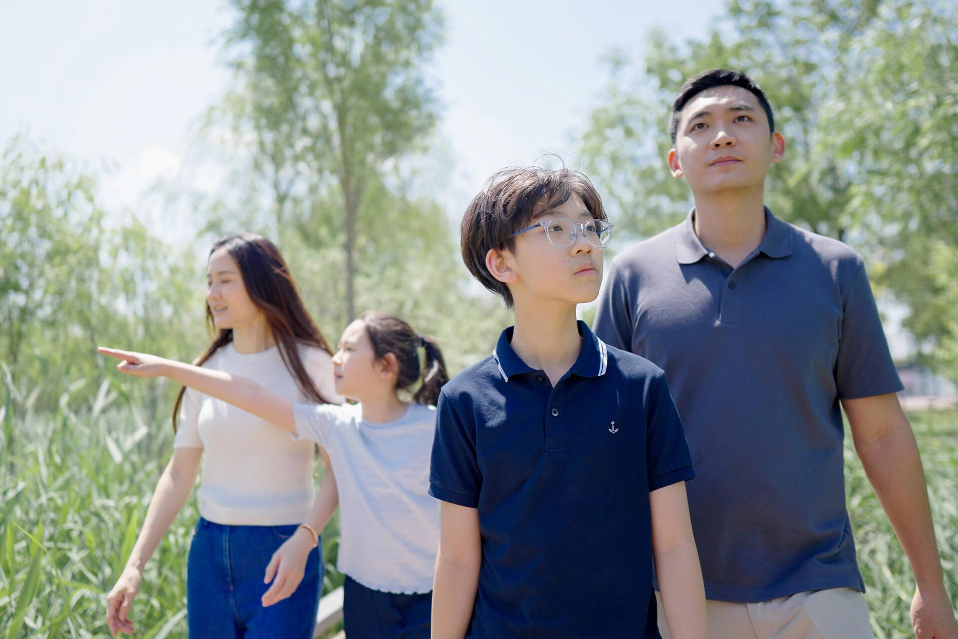 Dandan Li, Aidan, Reese und Peijun Zhong gehen im Sonnenschein spazieren
