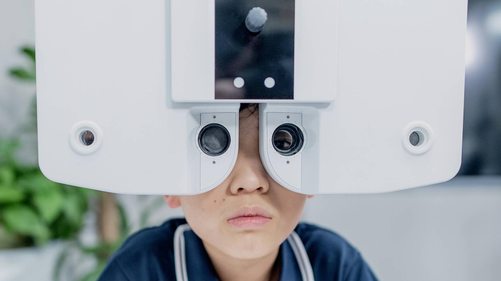 Aidan Zhong bei einem Sehtest unter der Leitung von Dr. Xiaoqin Chen
