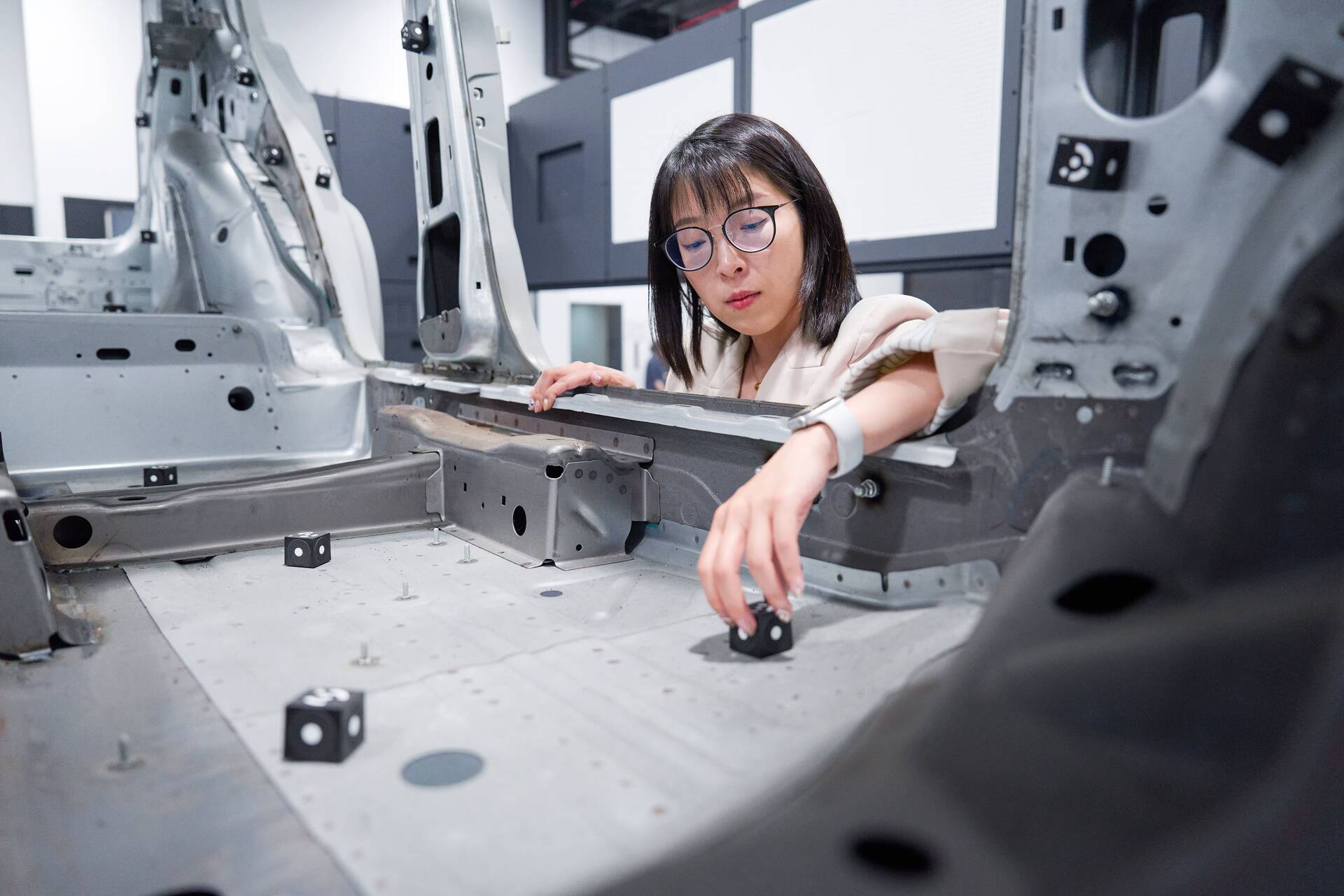 Yuqing Bai bei der Arbeit mit Messgeräten im Labor