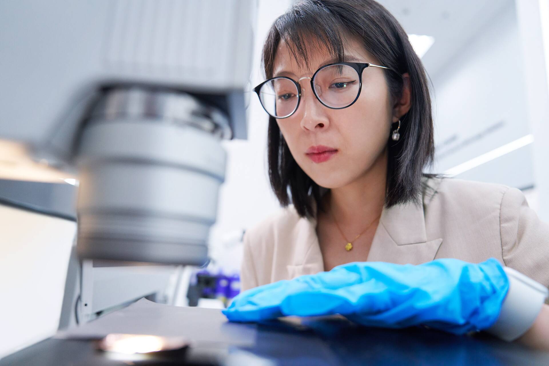 Yuqing Bai bei der Arbeit mit Messgeräten im Labor