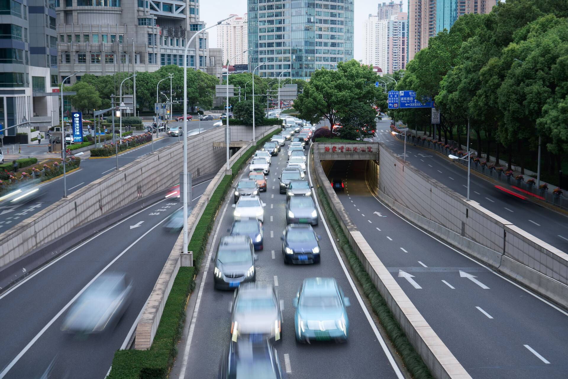 Fahrzeuge auf einer Straße in Shanghai