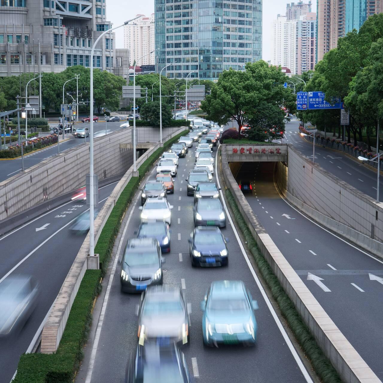 Fahrzeuge auf einer Straße in Shanghai