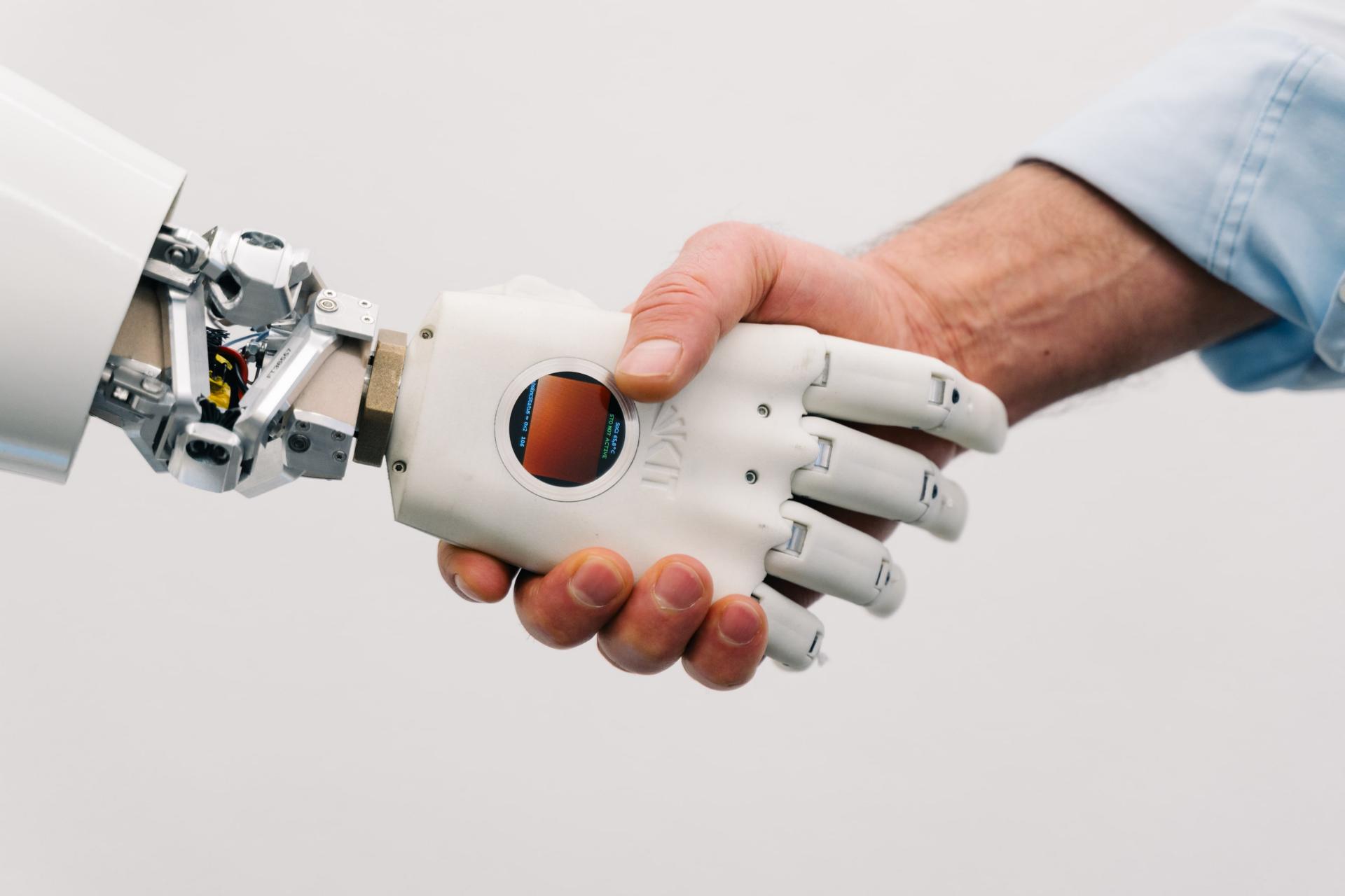 Ein Roboter gibt einem Menschen die Hand