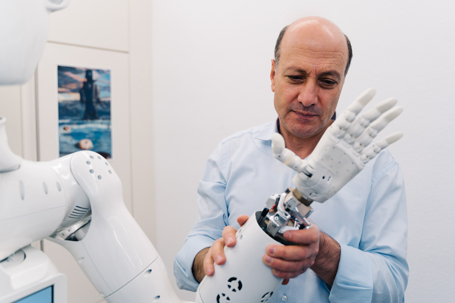 Prof. Dr. Tamim Asfour entwickelt Roboter für die Altenpflege