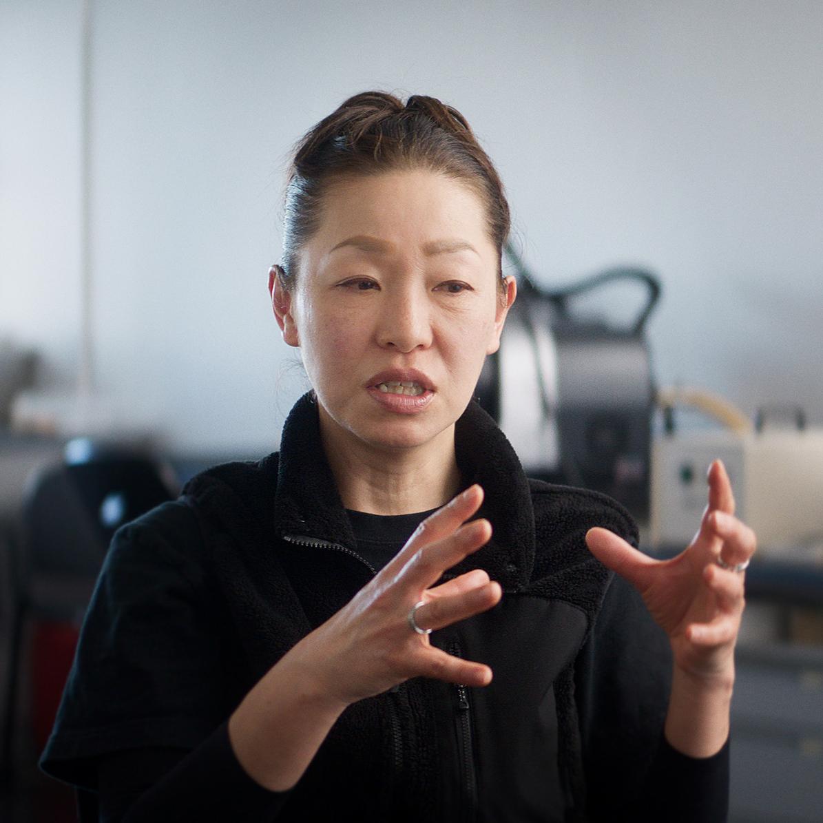 Yuko Tajima in einer Interviewsituation