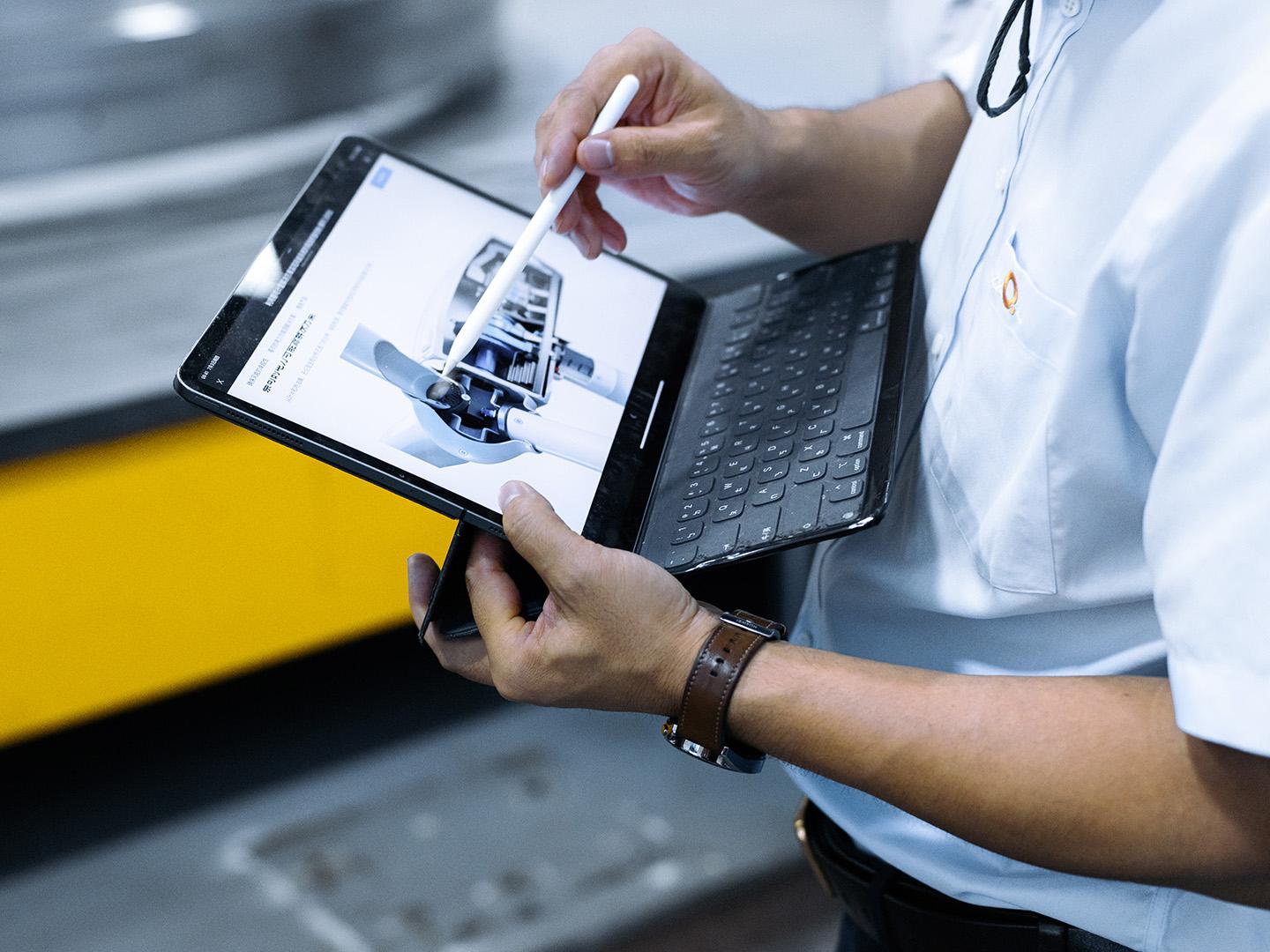 Ein Mann, der ein Tablet in der Hand hält